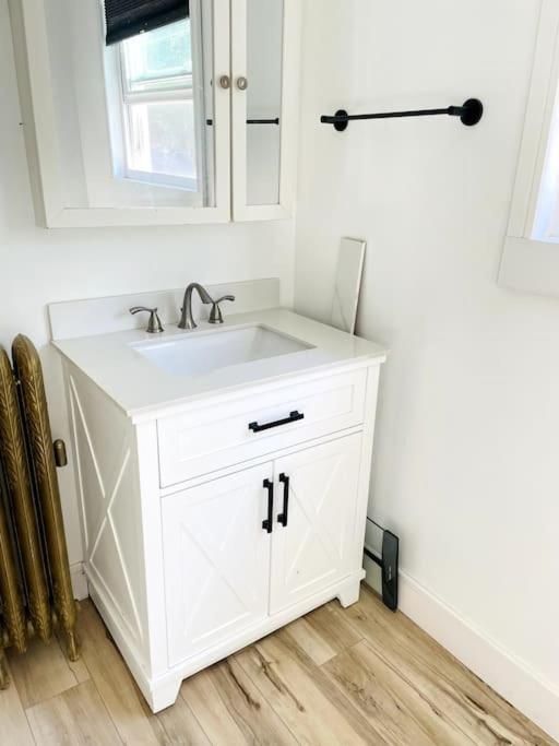 Delightful 2Br Apartment With Balcony - 15 Min From Mohegan Sun- Foxwoods Casinos & Mystic Ню Лондон Екстериор снимка