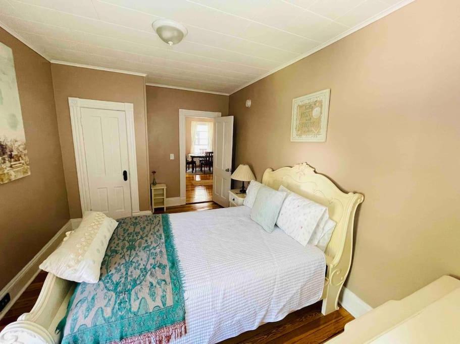 Delightful 2Br Apartment With Balcony - 15 Min From Mohegan Sun- Foxwoods Casinos & Mystic Ню Лондон Екстериор снимка